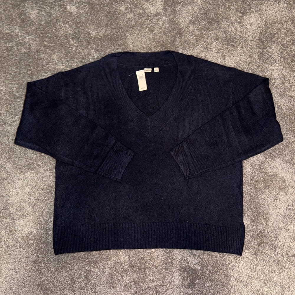 GAP NWT Women’s Navy V-Neck Sweater
